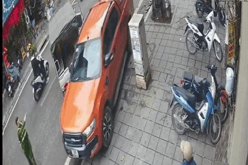 Hoảng hồn cảnh xe bán tải tông loạt phương tiện rồi bỏ chạy trên phố Hà Nội