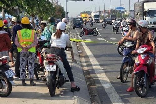 Xe tải cán tử vong người đàn ông ngủ trên vỉa hè rồi bỏ trốn
