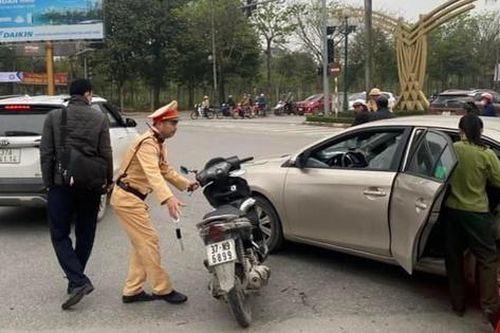 Tạm đình chỉ cán bộ hải quan đập vỡ kính ô tô sau va chạm giao thông