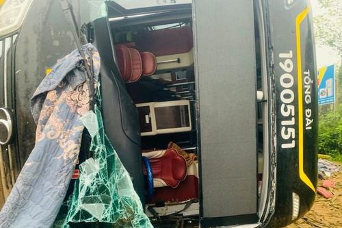 Ô tô chở 32 hành khách bị lật, nhiều người đi cấp cứu
