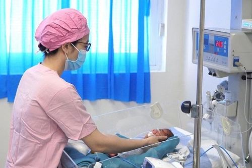 Nuôi dưỡng thành công bé gái sinh non từ 850 gram lên 1,7kg trong hơn 5 tuần
