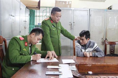 Bắt tên cướp dùng bình xịt hơi cay cướp tài sản