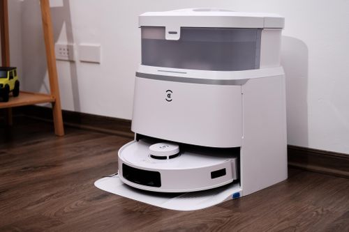 Robot hút bụi biết tự đi dọn khi bị 'đá'