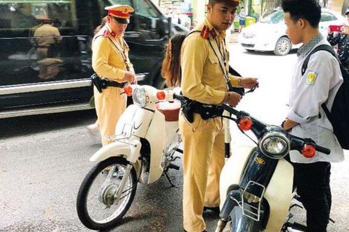 Tranh luận về việc điều khiển xe máy dưới 50 phân khối phải có bằng lái