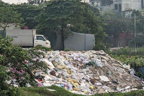 Ngang nhiên đổ thải, san lấp thành bãi đỗ ô tô