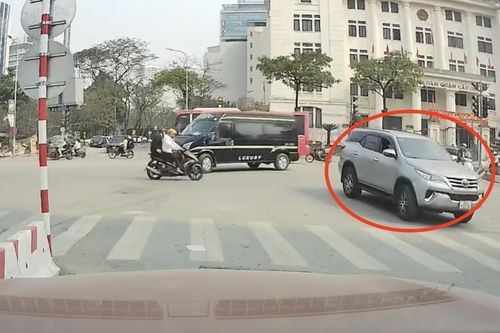 Hà Nội: Tài xế 'hồn nhiên' đi vào đường ngược chiều
