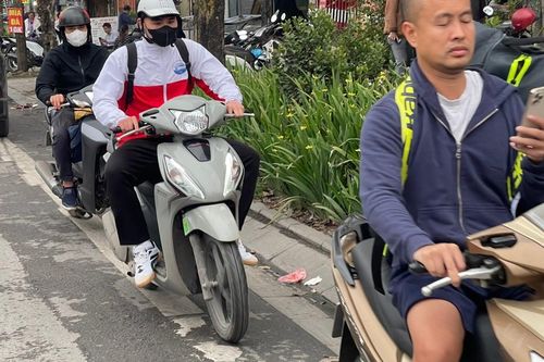 Hà Nội: Tái diễn tình trạng xe máy 'ngang nhiên' đi ngược chiều trên phố