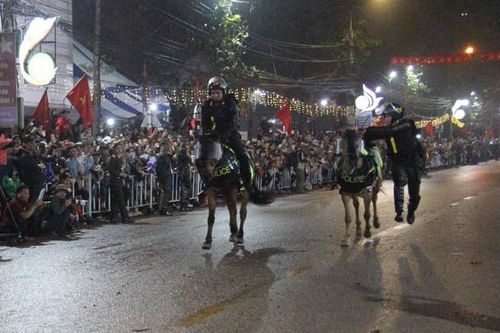 Bắc Giang: Hàng nghìn người xem đội kỵ binh lần đầu tiên biểu diễn tại Lễ hội Yên Thế