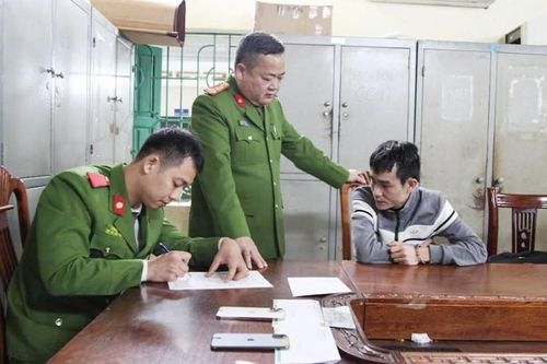 Bắt giữ đối tượng dùng bình xịt hơi cay xông vào cửa hàng điện thoại để cướp tài sản