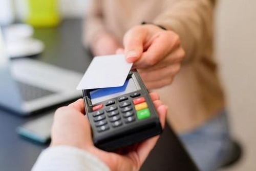Tá hỏa kiểm tra thẻ tín dụng sau vụ vay 8,5 triệu 'ôm nợ' 8,8 tỷ đồng