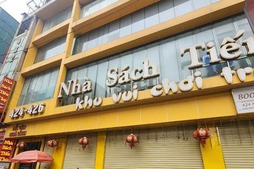 Bị đình chỉ hoạt động, nhà sách ở Hà Nội vẫn tấp nập đón khách
