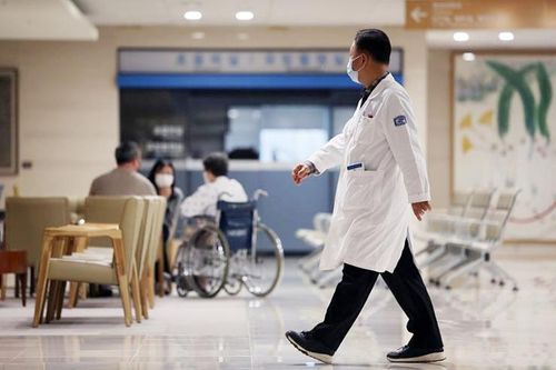 Bác sĩ Hàn Quốc bị lên án 'giữ mạng sống của người dân làm con tin'