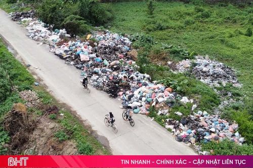 Rác 'vây' đường vượt lũ ở Đức Thọ