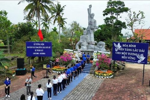 Dâng hương tưởng niệm nhân 56 năm vụ thảm sát Sơn Mỹ