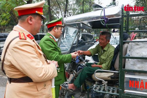Ra quân xử lý xe 3 bánh tự chế, xe giả thương binh chở hàng hóa cồng kềnh