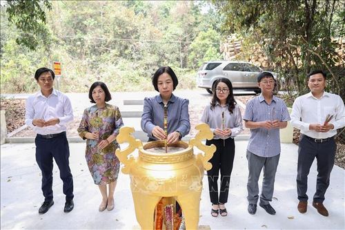 Dâng hương tưởng niệm các Anh hùng Liệt sỹ Thông tấn xã Giải phóng