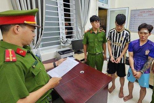 Bắt tạm giam 2 'ma men' dùng gạch đá tấn công lực lượng 911