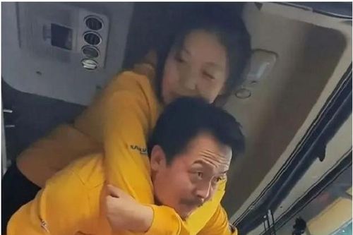 Chồng lái xe tải đưa vợ bị liệt đi làm suốt 4 năm: 'Anh đi nhặt ve chai cũng sẽ chăm sóc em thật tốt!'