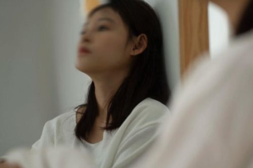Đến nhà tôi chơi, chị chồng vào thẳng phòng ngủ rồi đưa cho cả túi vàng gom góp hơn chục năm qua