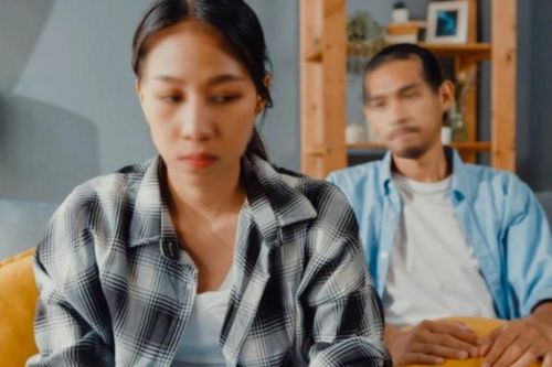 Ngày mẹ về quê, tôi muốn biếu bà 500 triệu nhưng chồng nói một câu khiến tôi đau thắt ruột