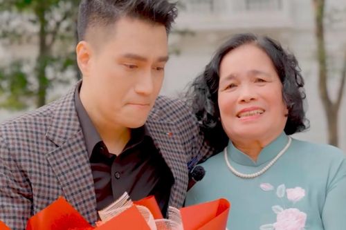 Việt Anh khóc nghẹn bên mẹ, áy náy chưa bao giờ làm điều này cho đấng sinh thành