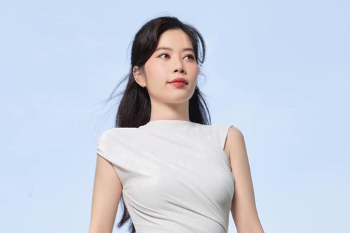 Nam Em diện đầm mỏng, có trạng thái gây chú ý