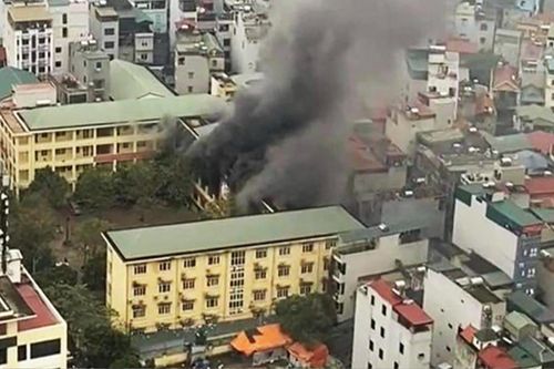 Cháy trường THCS ở Hà Nội: Khói đen đặc quánh, nhiều học sinh khẩn trương thoát ra ngoài