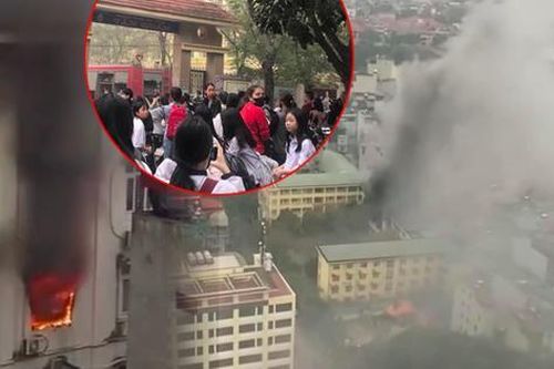 Khói đen nghi ngút từ đám cháy một trường THCS ở Hà Nội, học sinh khẩn trương sơ tán