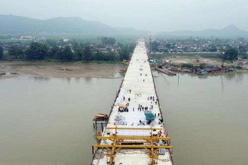 Hợp long cây cầu dài nhất trên tuyến cao tốc Bắc-Nam