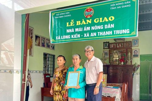 Trao 'Mái ấm nông dân' ở huyện Chợ Mới
