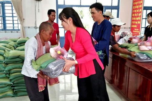 Trao 200 phần quà cho người nghèo đồng bào dân tộc thiểu số Khmer xã An Cư