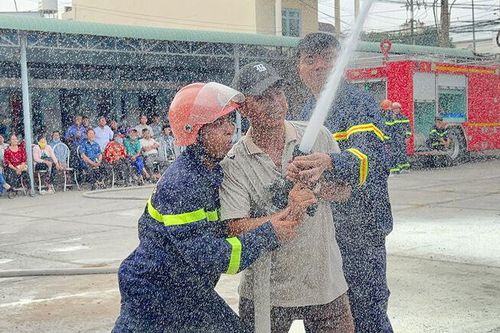 Gần 230 cán bộ, người dân Châu Thành tham gia tuyên truyền, trải nghiệm, thực hành chữa cháy và cứu nạn cứu hộ
