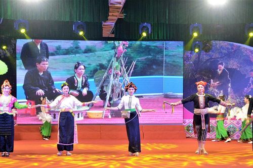 Điện Biên đa sắc màu văn hóa với trình diễn trang phục truyền thống