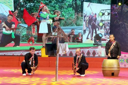 Đặc sắc nghệ thuật khèn Mông