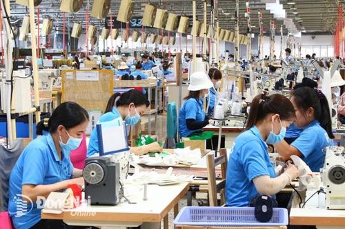 Đơn hàng dồi dào, công nhân phấn khởi tăng ca