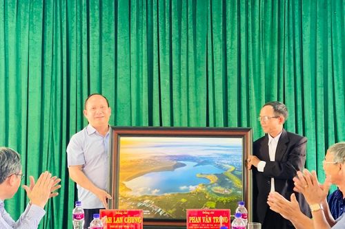 Phó Bí thư Tỉnh ủy Rah Lan Chung làm việc với hệ thống chính trị xã Chư Krêy