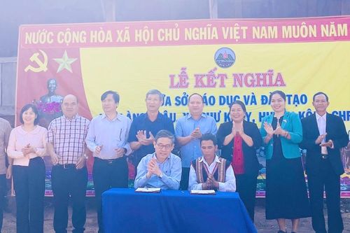 Sở Giáo dục và Đào tạo tỉnh Gia Lai kết nghĩa với làng Châu