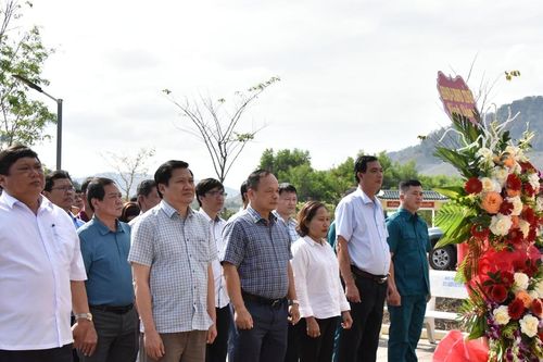 Thường trực HĐND và UBND tỉnh dâng hoa, dâng hương tại Nhà Bia di tích HĐND Cách mạng và UBND Cách mạng tỉnh Gia Lai