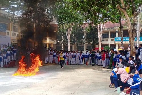 Tập huấn phòng cháy chữa cháy, phòng-chống tai nạn thương tích, đuối nước cho học sinh phường Hoa Lư