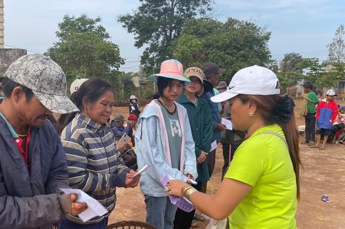 Tặng quà cho người nghèo, bệnh nhân phong, trẻ em khó khăn huyện Mang Yang và Đak Đoa