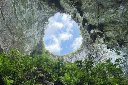 Vẻ đẹp kinh điển của 'Hố sụt tử thần' ở Mèo Vạc, Hà Giang