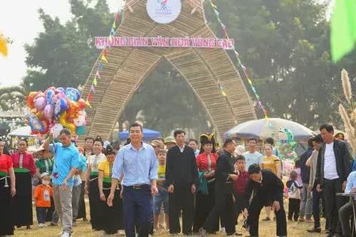Hàng ngàn du khách đổ về Khai mạc Năm Du Lịch quốc gia và Lễ hội hoa Ban 2024