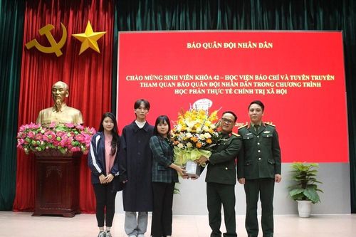Nâng cao nhận thức về nghề báo cho sinh viên báo chí trải nghiệm thực tế tại Báo Quân đội nhân dân