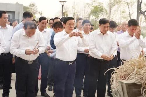 Phó Thủ tướng Chính phủ Trần Hồng Hà dâng hương tưởng niệm các Anh hùng liệt sỹ chiến trường Điện Biên Phủ