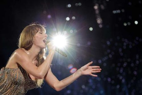 Thấy gì sau tour diễn mang về hàng trăm triệu đô của Taylor Swift tại Singapore?