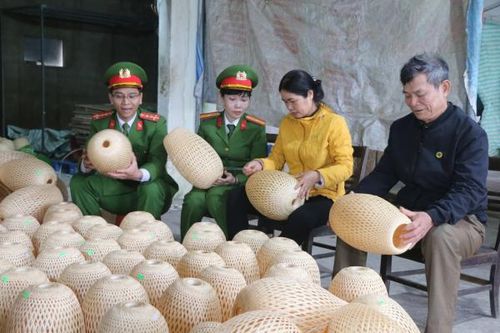 Những nữ Công an nỗ lực vì nhân dân phục vụ