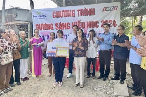 Hội Khuyến học tỉnh Đồng Tháp trao học bổng Gương sáng hiếu học tặng sinh viên Phan Thị Loan Anh