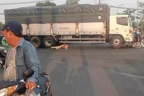 TPHCM: Xe máy va chạm xe tải, 2 cụ bà là chị em ruột tử vong