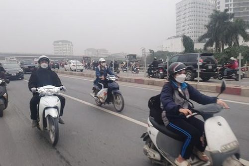 Hà Nội: Xe máy vẫn nối đuôi lên cầu vượt Mai Dịch bất chấp 'lệnh' cấm