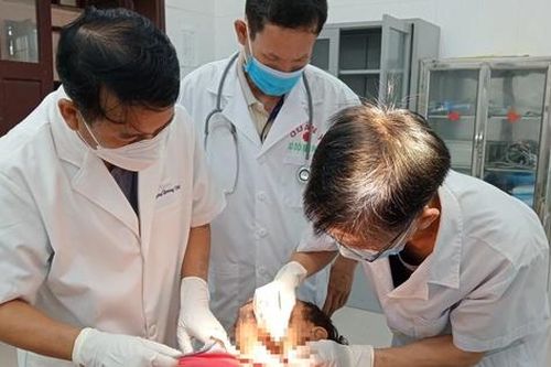 Ngư dân bị thép cắt vào cổ khi đánh bắt cá trên biển